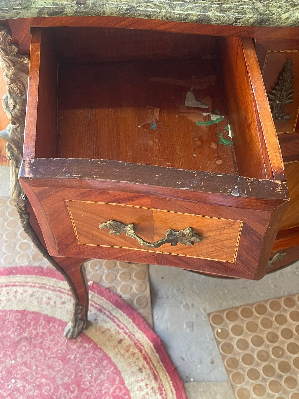 Comò d'arredo d'epoca in stile classico di pregio