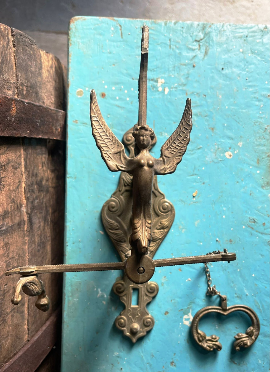 Maniglia d'epoca in ottone con figura alata