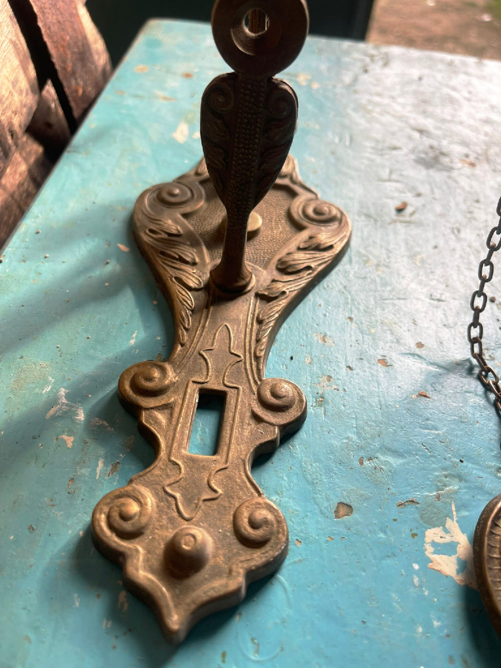 Maniglia d'epoca in ottone con figura alata