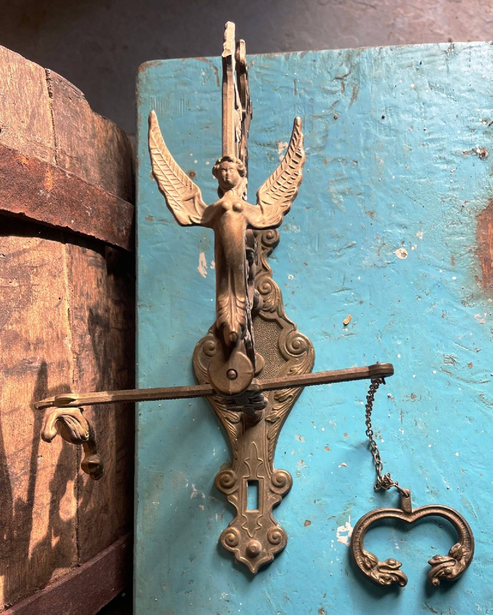Maniglia d'epoca in ottone con figura alata