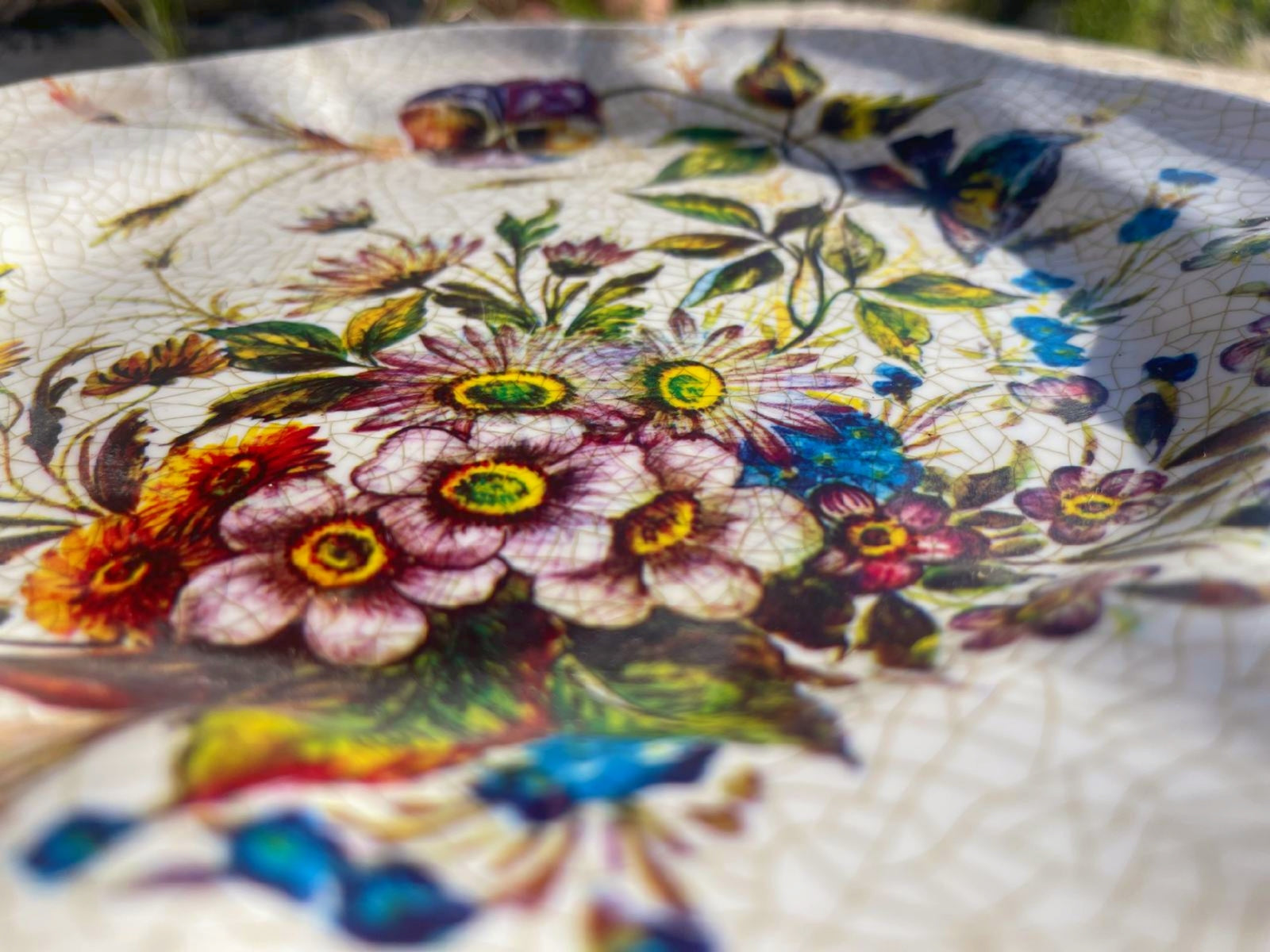 Piatto decorativo Craquelé con motivo floreale - Produzione Italiana