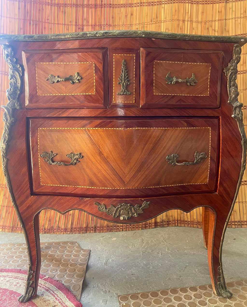 Comò d'arredo d'epoca in stile classico di pregio