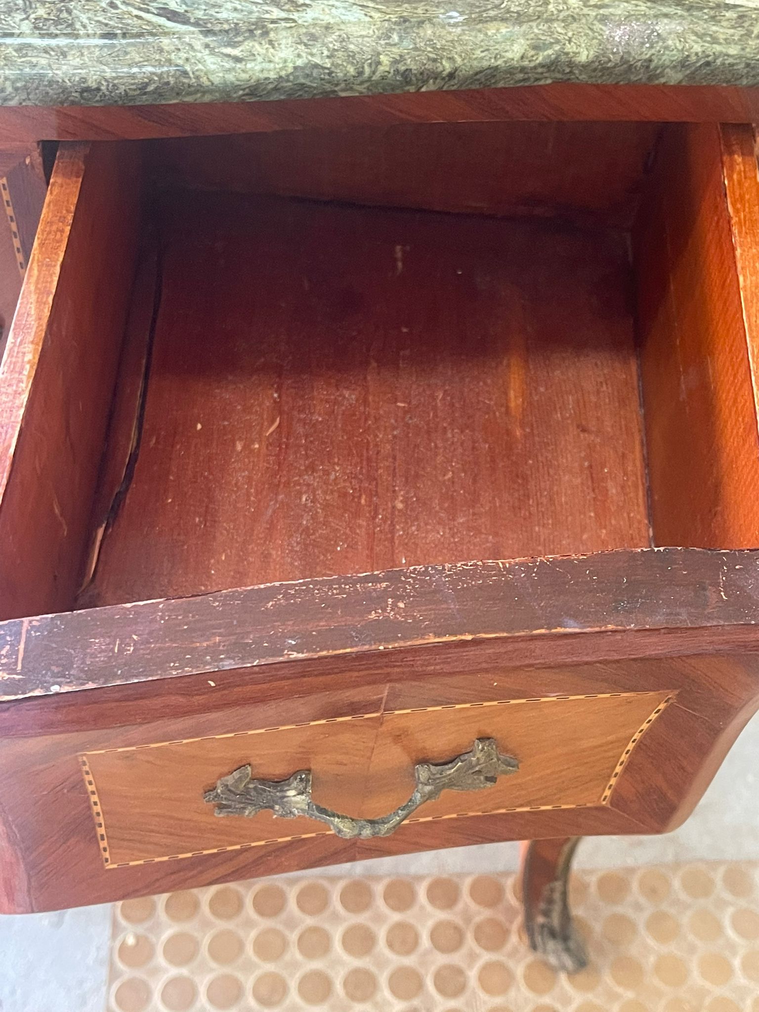 Comò d'arredo d'epoca in stile classico di pregio