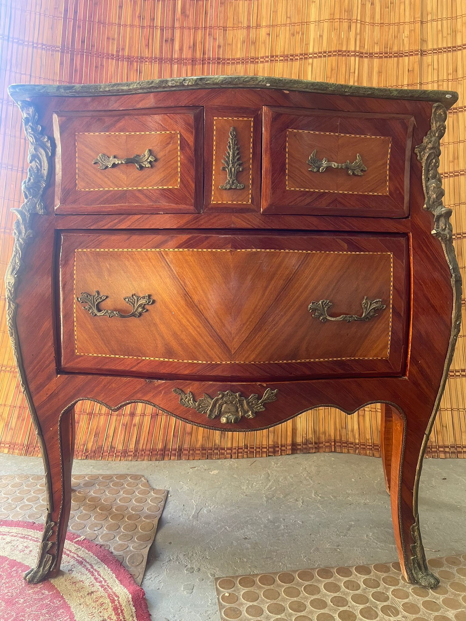 Comò d'arredo d'epoca in stile classico di pregio