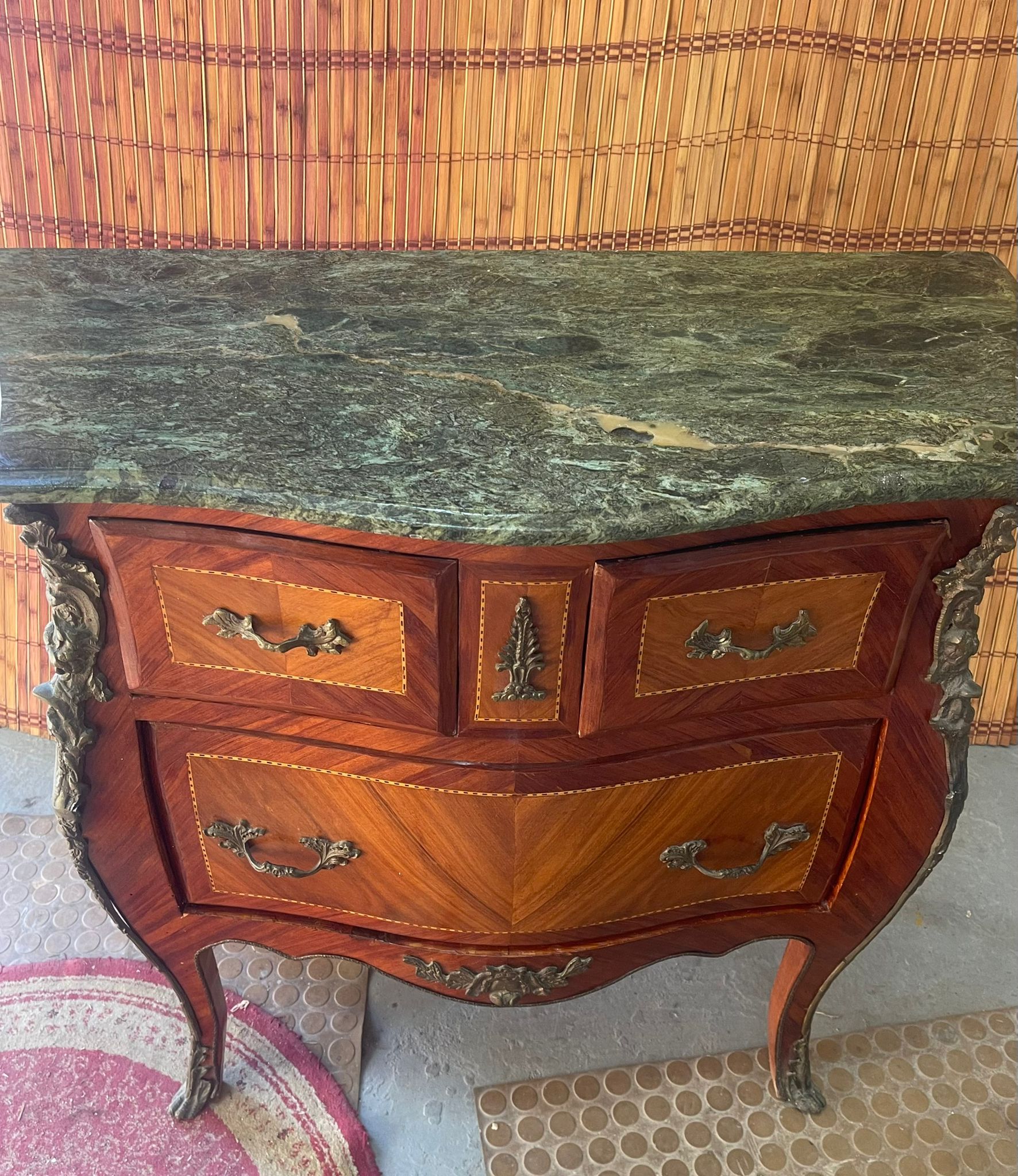 Comò d'arredo d'epoca in stile classico di pregio