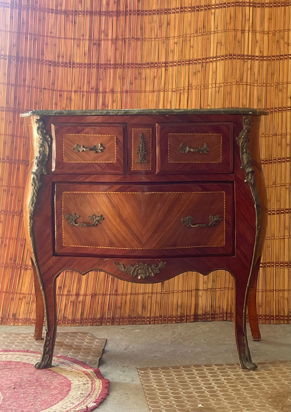 Comò d'arredo d'epoca in stile classico di pregio