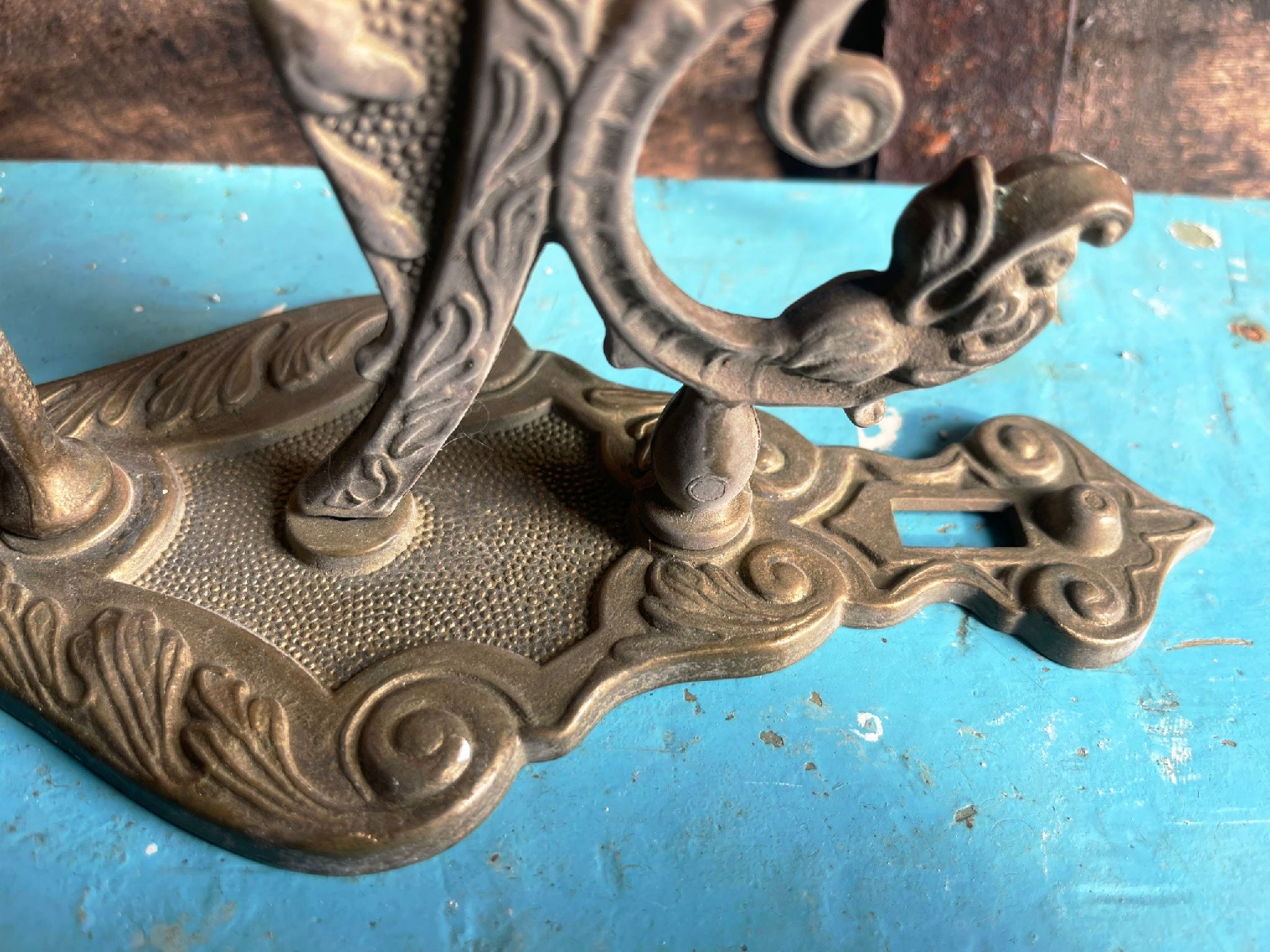 Maniglia d'epoca in ottone con figura alata